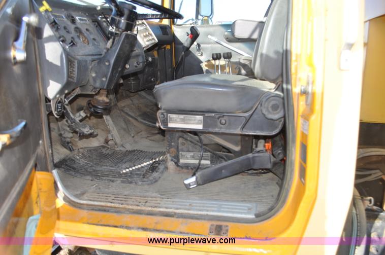 image for item G6390 1988 Ford LT8000 dump truck