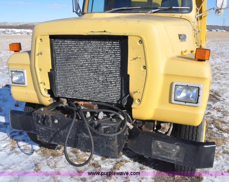 image for item G6390 1988 Ford LT8000 dump truck