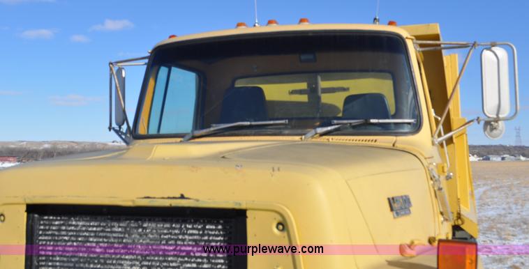 image for item G6390 1988 Ford LT8000 dump truck