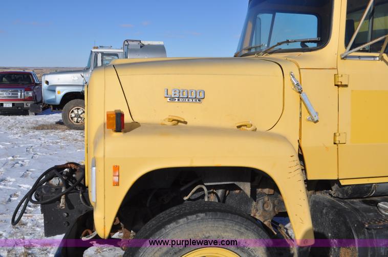 image for item G6390 1988 Ford LT8000 dump truck