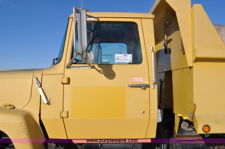 image for item G6390 1988 Ford LT8000 dump truck