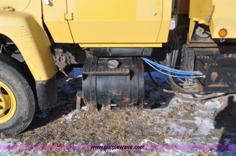 image for item G6390 1988 Ford LT8000 dump truck