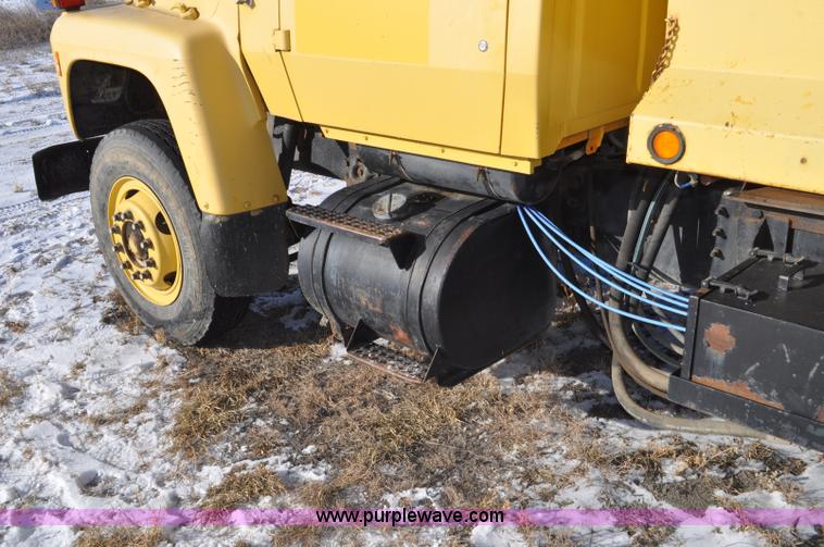 image for item G6390 1988 Ford LT8000 dump truck