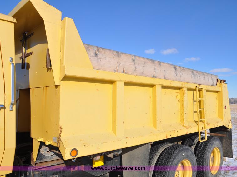 image for item G6390 1988 Ford LT8000 dump truck