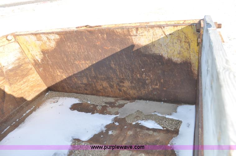 image for item G6390 1988 Ford LT8000 dump truck