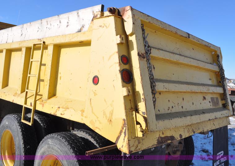 image for item G6390 1988 Ford LT8000 dump truck
