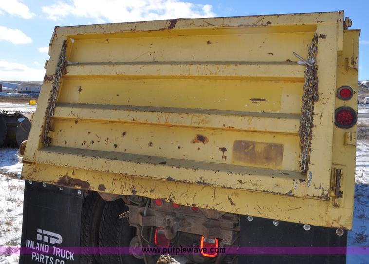 image for item G6390 1988 Ford LT8000 dump truck