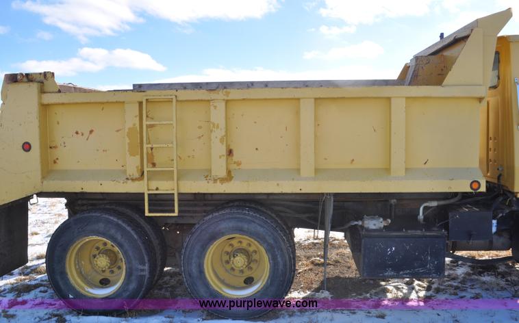 image for item G6390 1988 Ford LT8000 dump truck