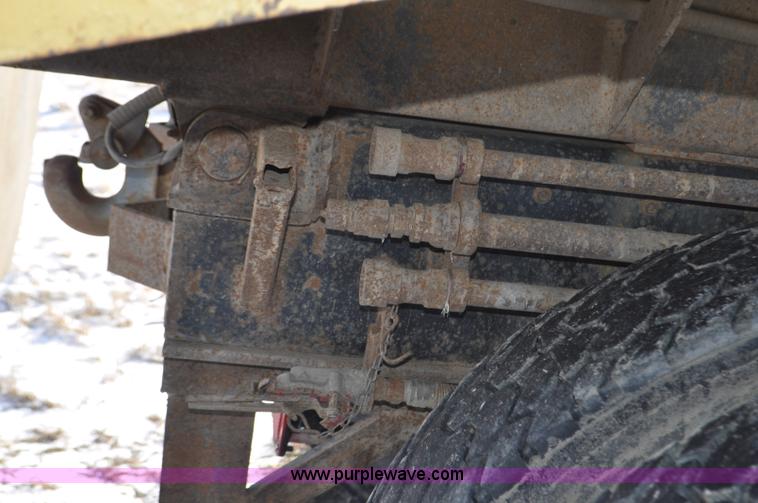 image for item G6390 1988 Ford LT8000 dump truck