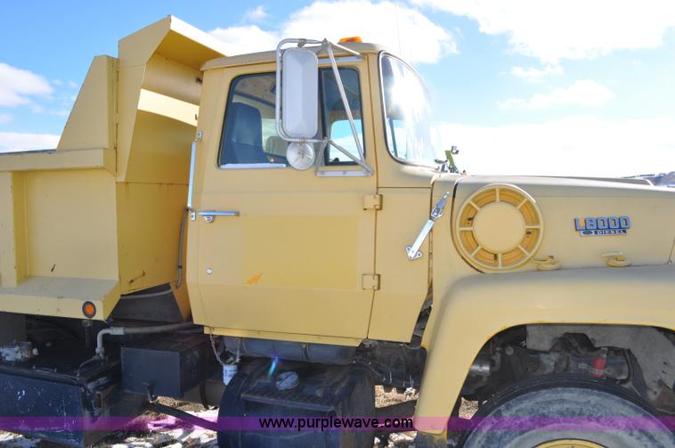 image for item G6390 1988 Ford LT8000 dump truck