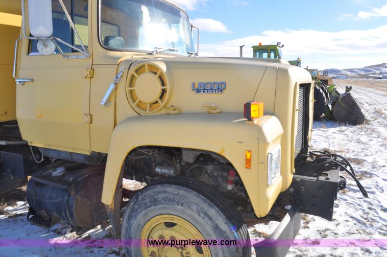 image for item G6390 1988 Ford LT8000 dump truck