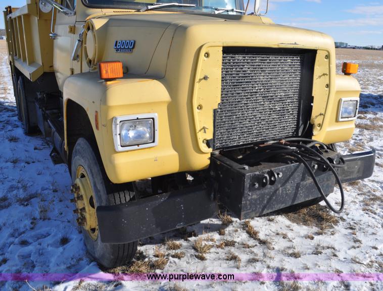 image for item G6390 1988 Ford LT8000 dump truck