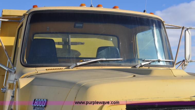 image for item G6390 1988 Ford LT8000 dump truck