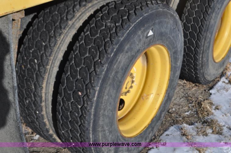 image for item G6390 1988 Ford LT8000 dump truck