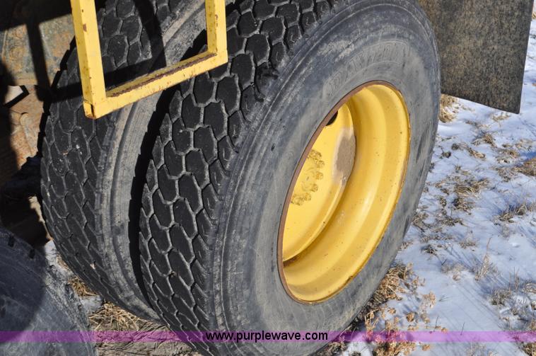 image for item G6390 1988 Ford LT8000 dump truck