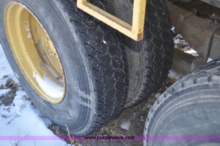 image for item G6390 1988 Ford LT8000 dump truck