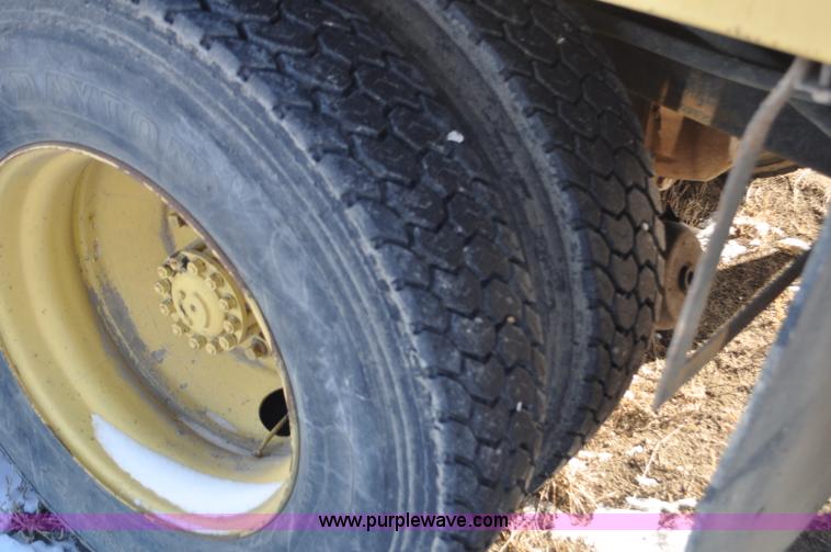 image for item G6390 1988 Ford LT8000 dump truck