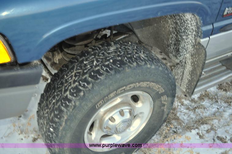 image for item G6401 2002 Dodge Ram 2500 Ext. Cab pickup truck