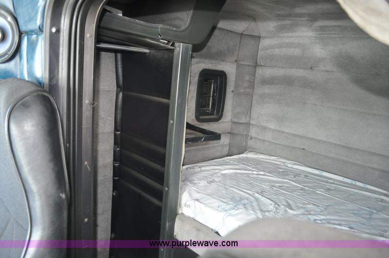 image for item G6416 1978 Peterbilt 359 semi truck