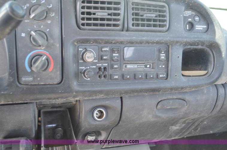 image for item G6417 1999 Dodge Ram 2500 pickup truck