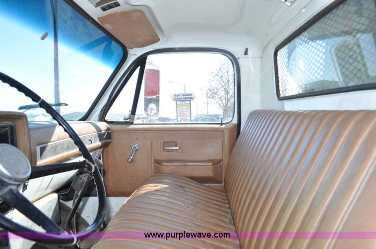 image for item G6421 1988 Chevrolet 7000 flatbed truck with crane