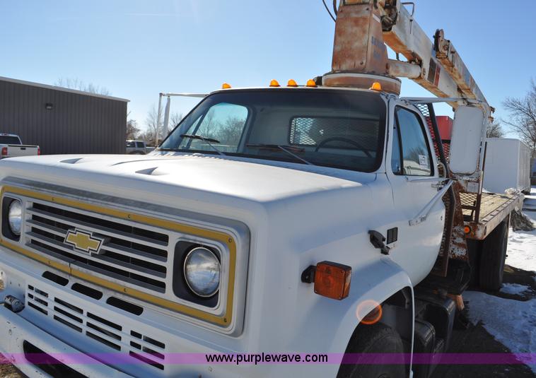 image for item G6421 1988 Chevrolet 7000 flatbed truck with crane