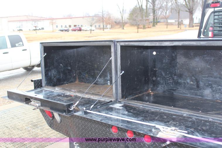 image for item H1321 2005 Ford F450 Super Duty XL flatbed truck