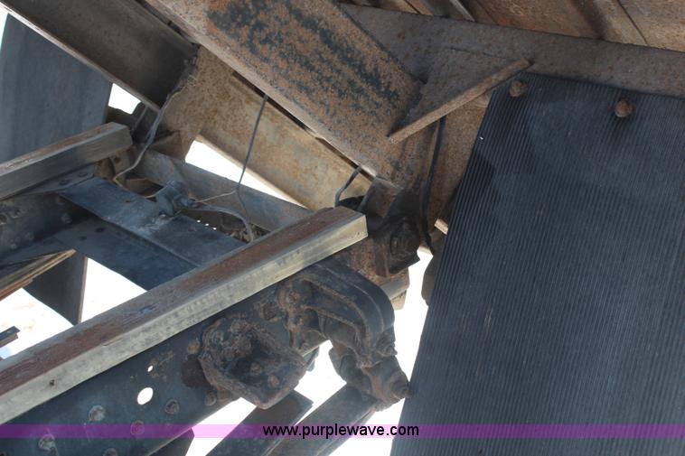 image for item H1329 1998 Mitsubishi FUSO dump truck