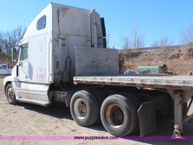 image for item H7797 2001 Freightliner C120 semi truck