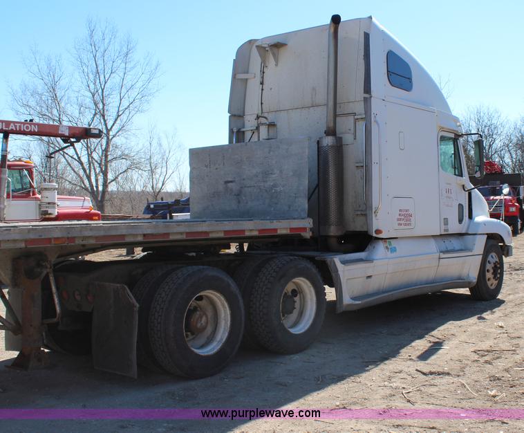 image for item H7797 2001 Freightliner C120 semi truck