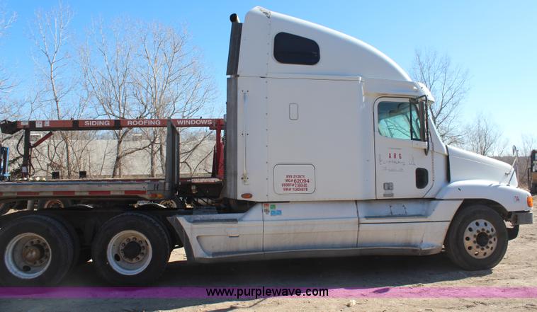 image for item H7797 2001 Freightliner C120 semi truck