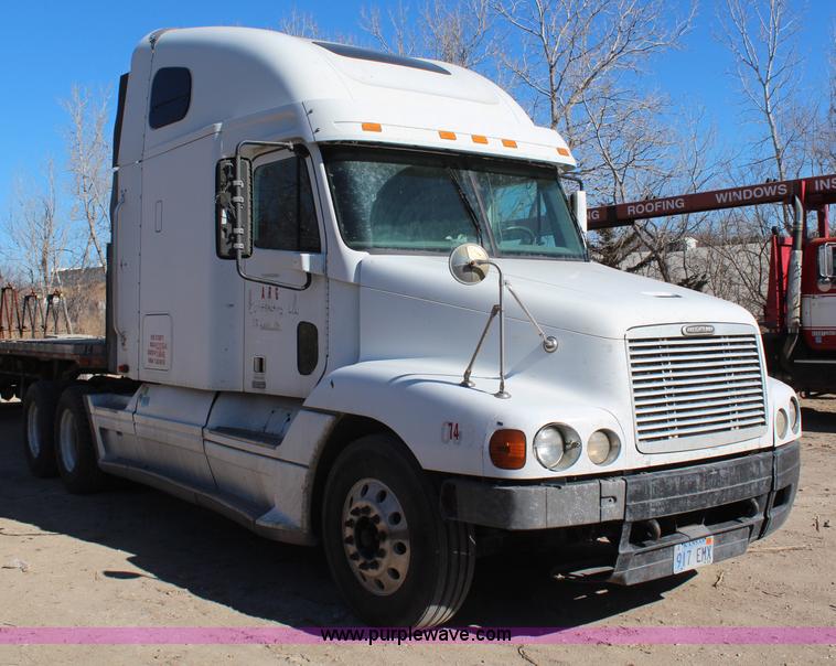 image for item H7797 2001 Freightliner C120 semi truck