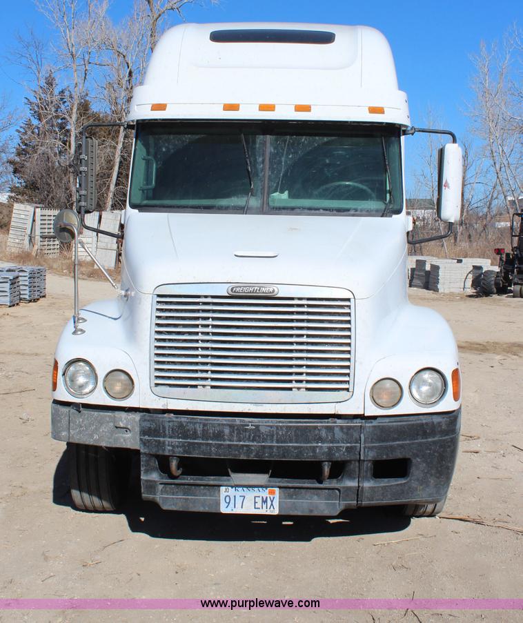 image for item H7797 2001 Freightliner C120 semi truck