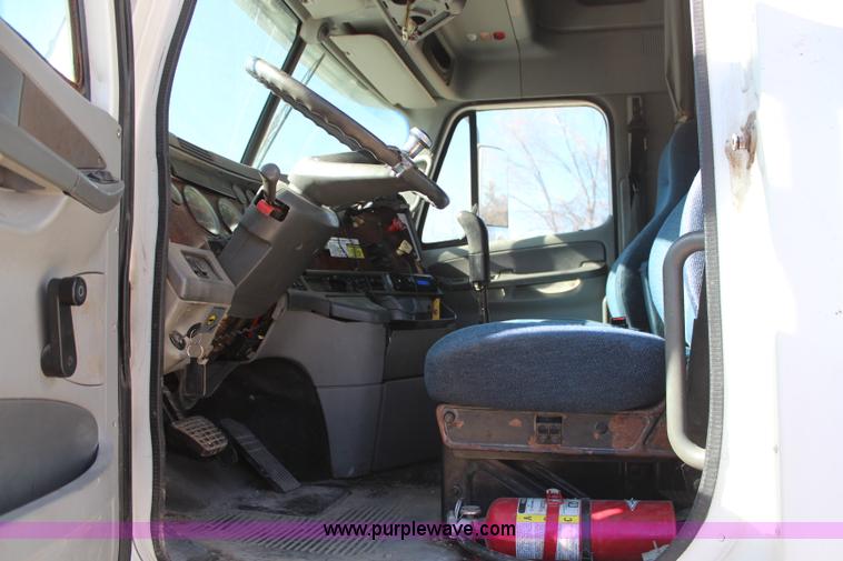 image for item H7797 2001 Freightliner C120 semi truck