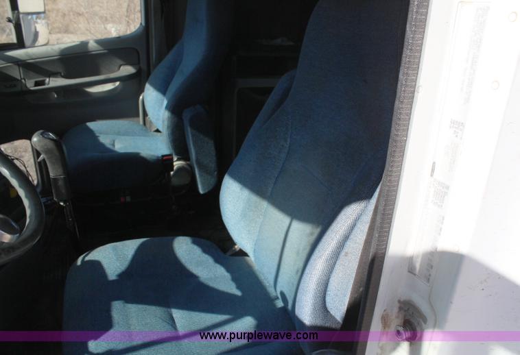 image for item H7797 2001 Freightliner C120 semi truck