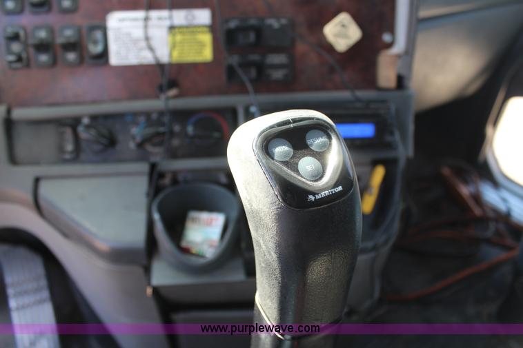 image for item H7797 2001 Freightliner C120 semi truck