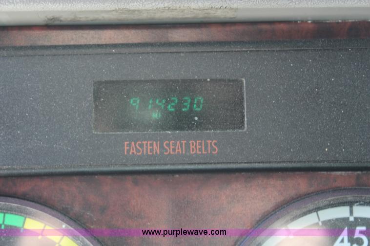 image for item H7797 2001 Freightliner C120 semi truck