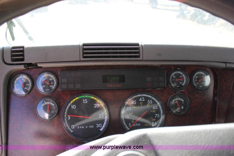 image for item H7797 2001 Freightliner C120 semi truck