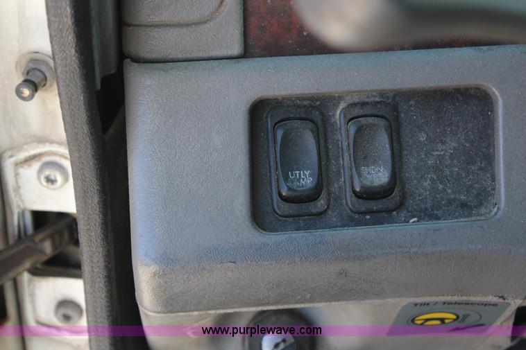 image for item H7797 2001 Freightliner C120 semi truck