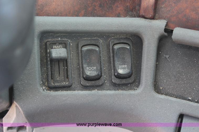 image for item H7797 2001 Freightliner C120 semi truck