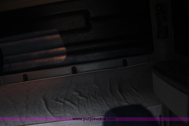 image for item H7797 2001 Freightliner C120 semi truck