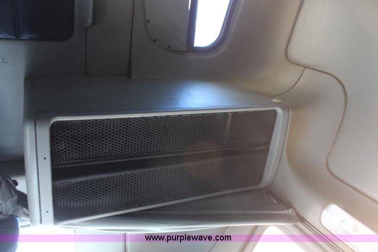 image for item H7797 2001 Freightliner C120 semi truck