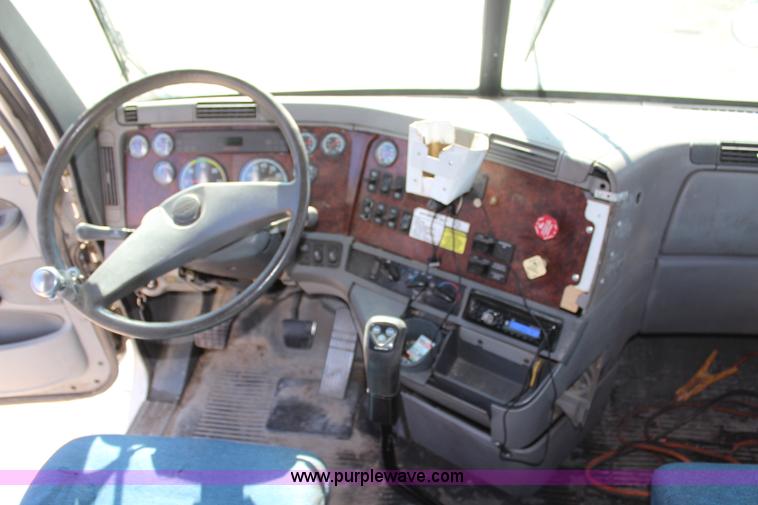 image for item H7797 2001 Freightliner C120 semi truck