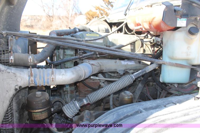 image for item H7797 2001 Freightliner C120 semi truck