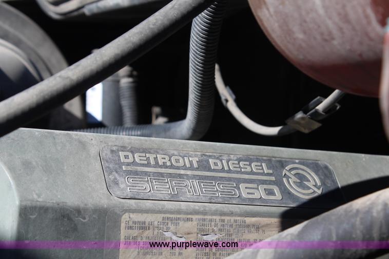 image for item H7797 2001 Freightliner C120 semi truck