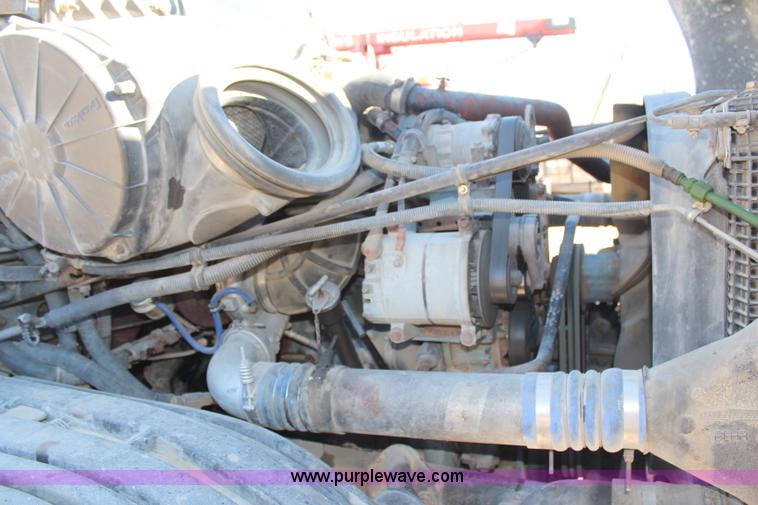 image for item H7797 2001 Freightliner C120 semi truck