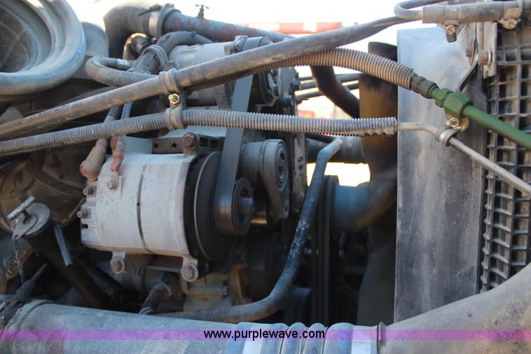 image for item H7797 2001 Freightliner C120 semi truck