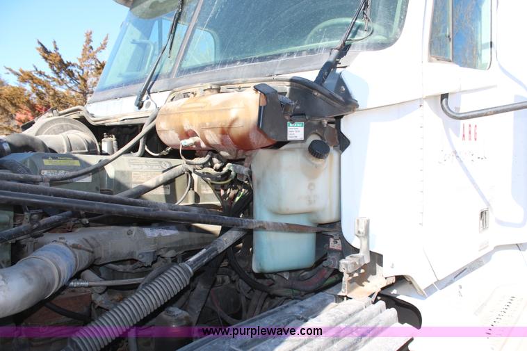 image for item H7797 2001 Freightliner C120 semi truck