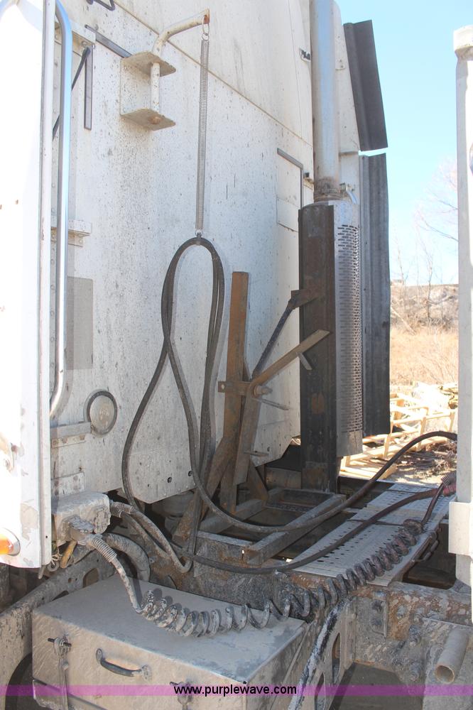 image for item H7797 2001 Freightliner C120 semi truck