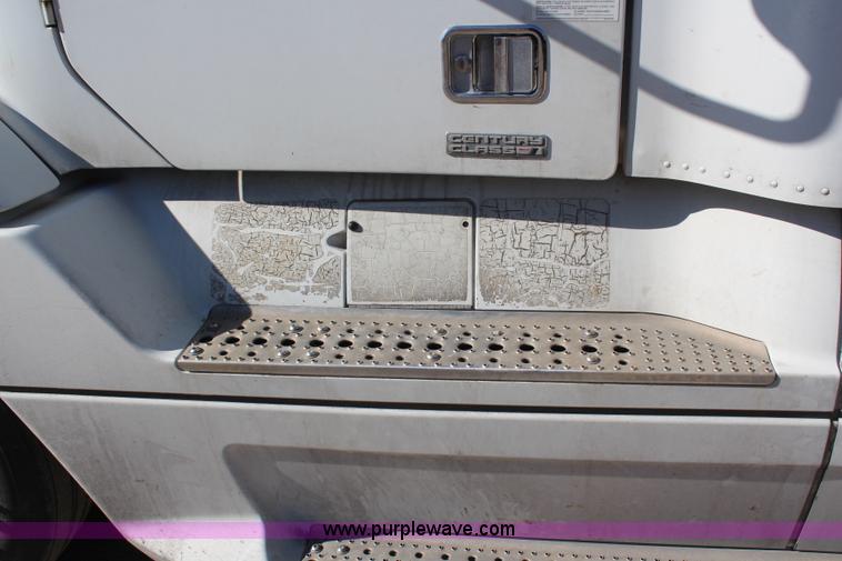 image for item H7797 2001 Freightliner C120 semi truck